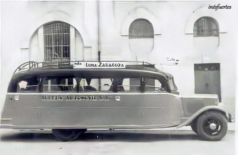 Autobús antiguo frente a un edificio