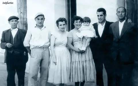 Fotografía antigua de un grupo vestido de fiesta