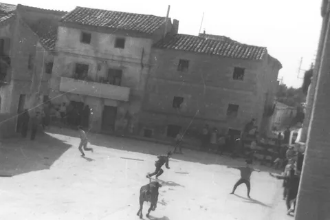 Una plaza con edificios y personas